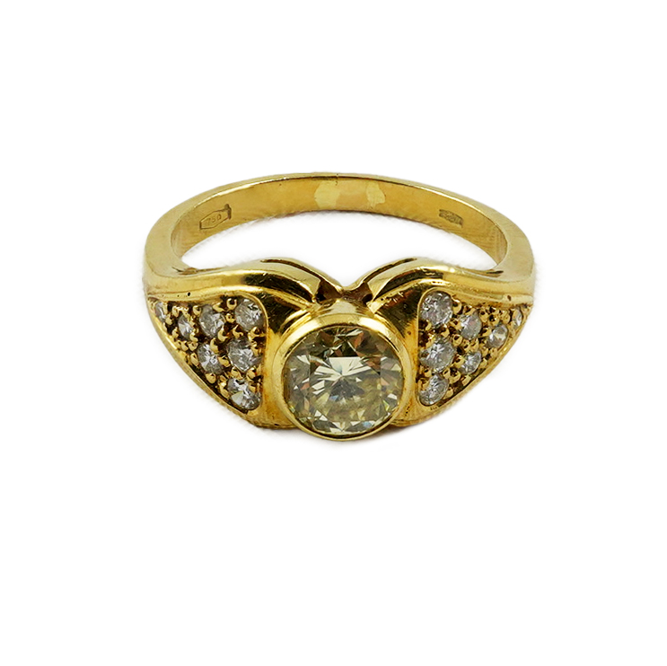 A modern 18k gold and single stone collet set diamond set ring, with fourteen stone diamond set shoulders